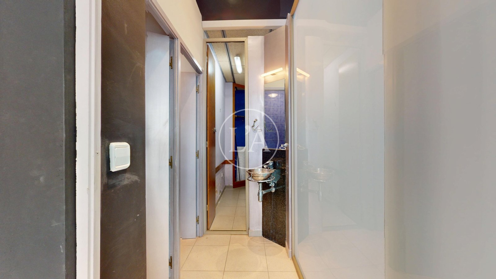 Local comercial en el Puerto de Cambrils acceso baños