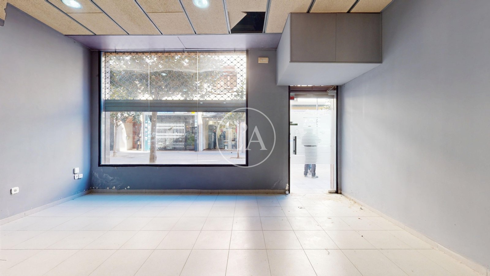 Local comercial en el Puerto de Cambrils persiana automática