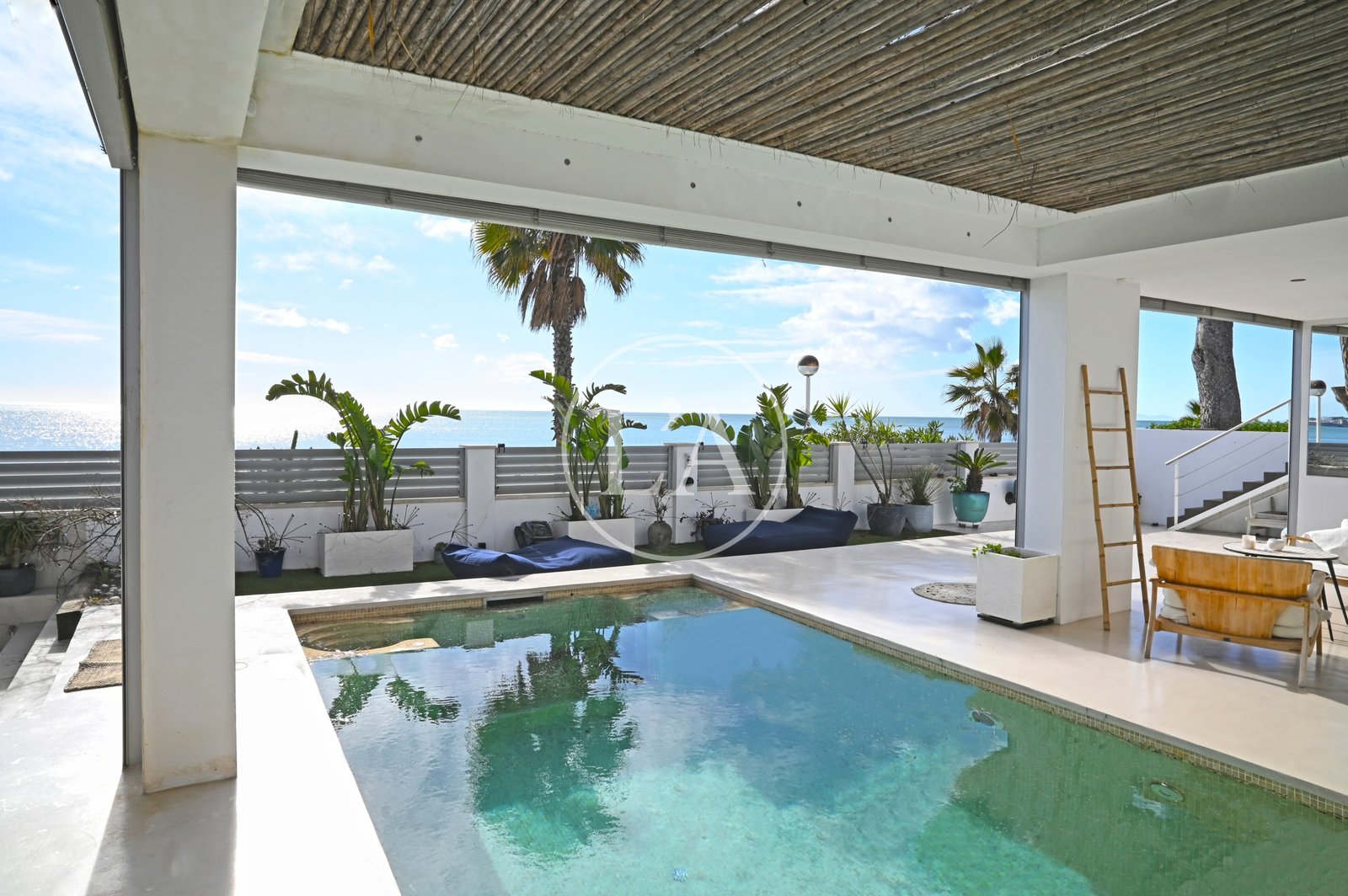 Casa en venta en primera linea de mar de Cambrils piscina porche