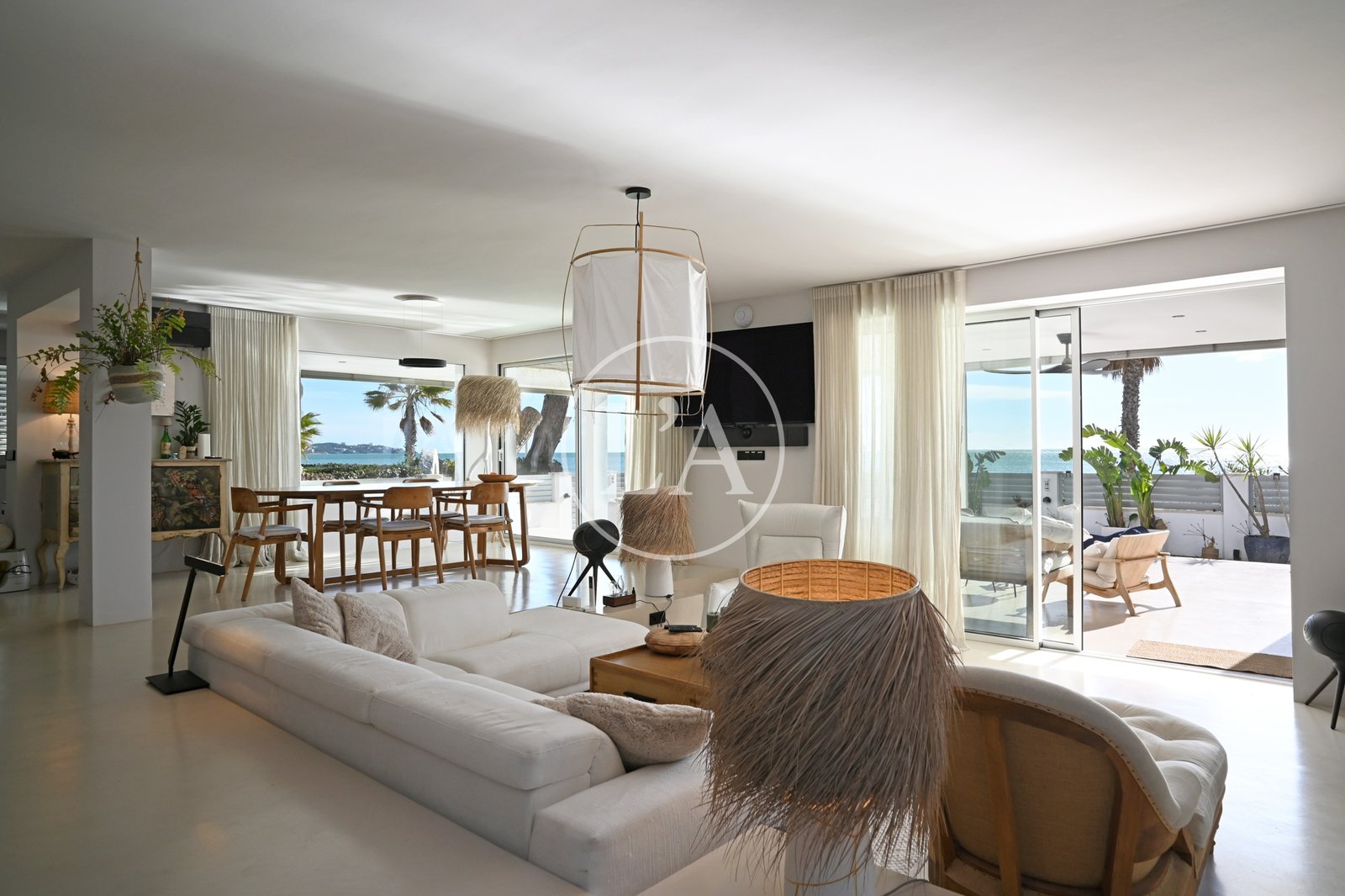 Casa en venta en primera linea de mar de Cambrils salón-comedor