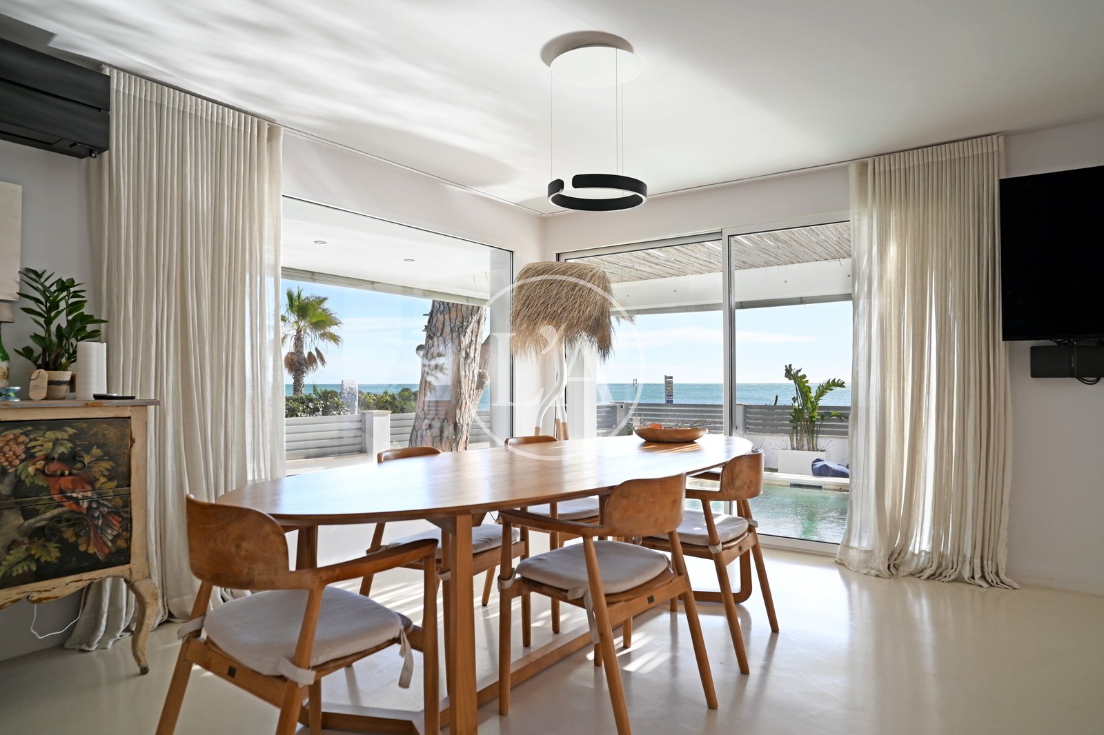 Casa en venta en primera linea de mar de Cambrils comedor