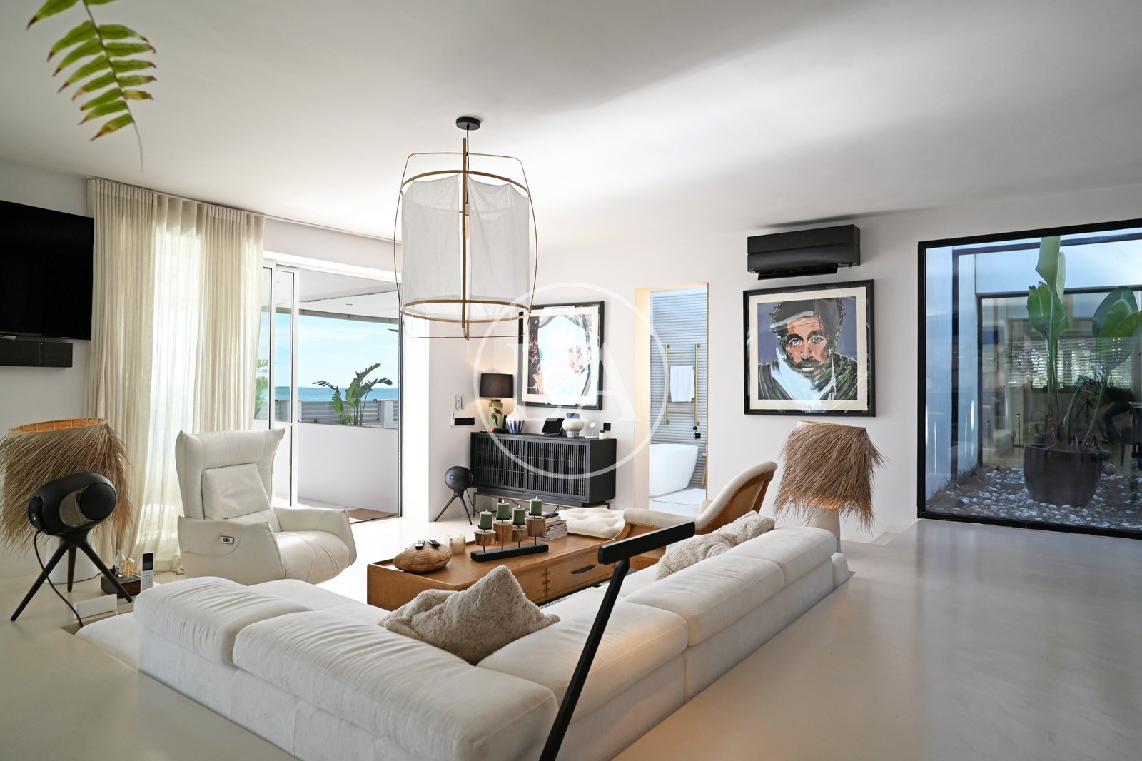 Casa en venta en primera linea de mar de Cambrils sofá