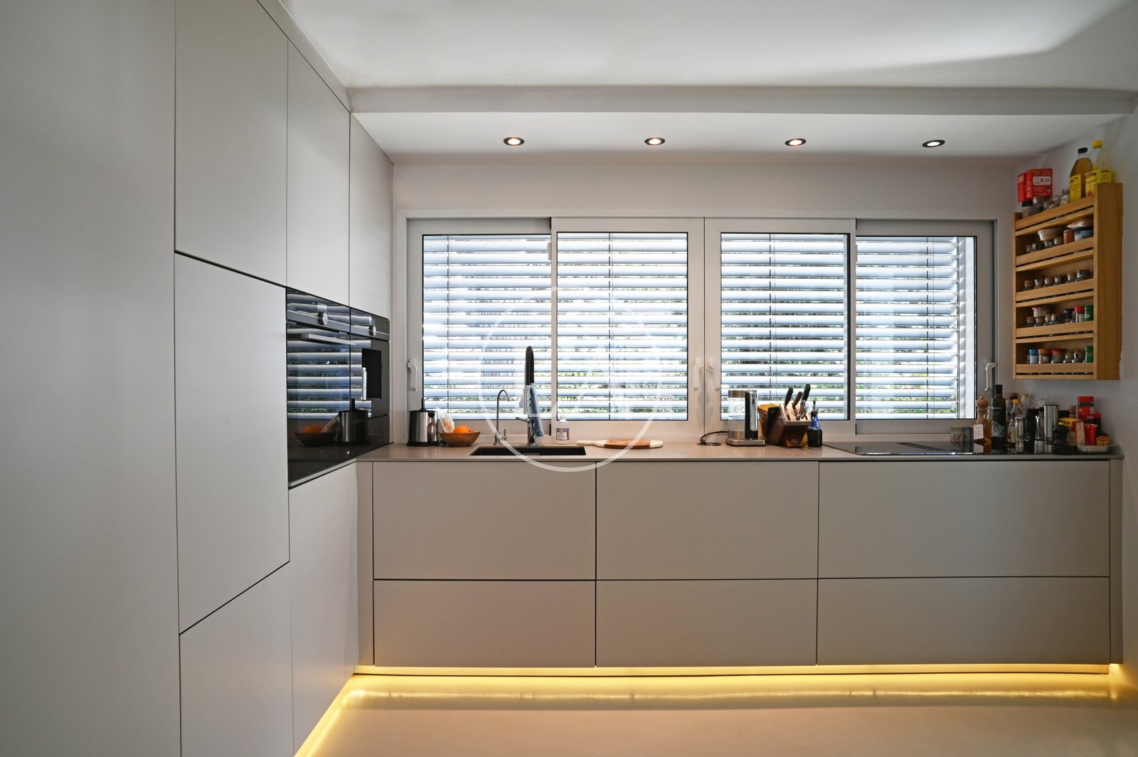 Casa en venta en primera linea de mar de Cambrils ventanas cocina