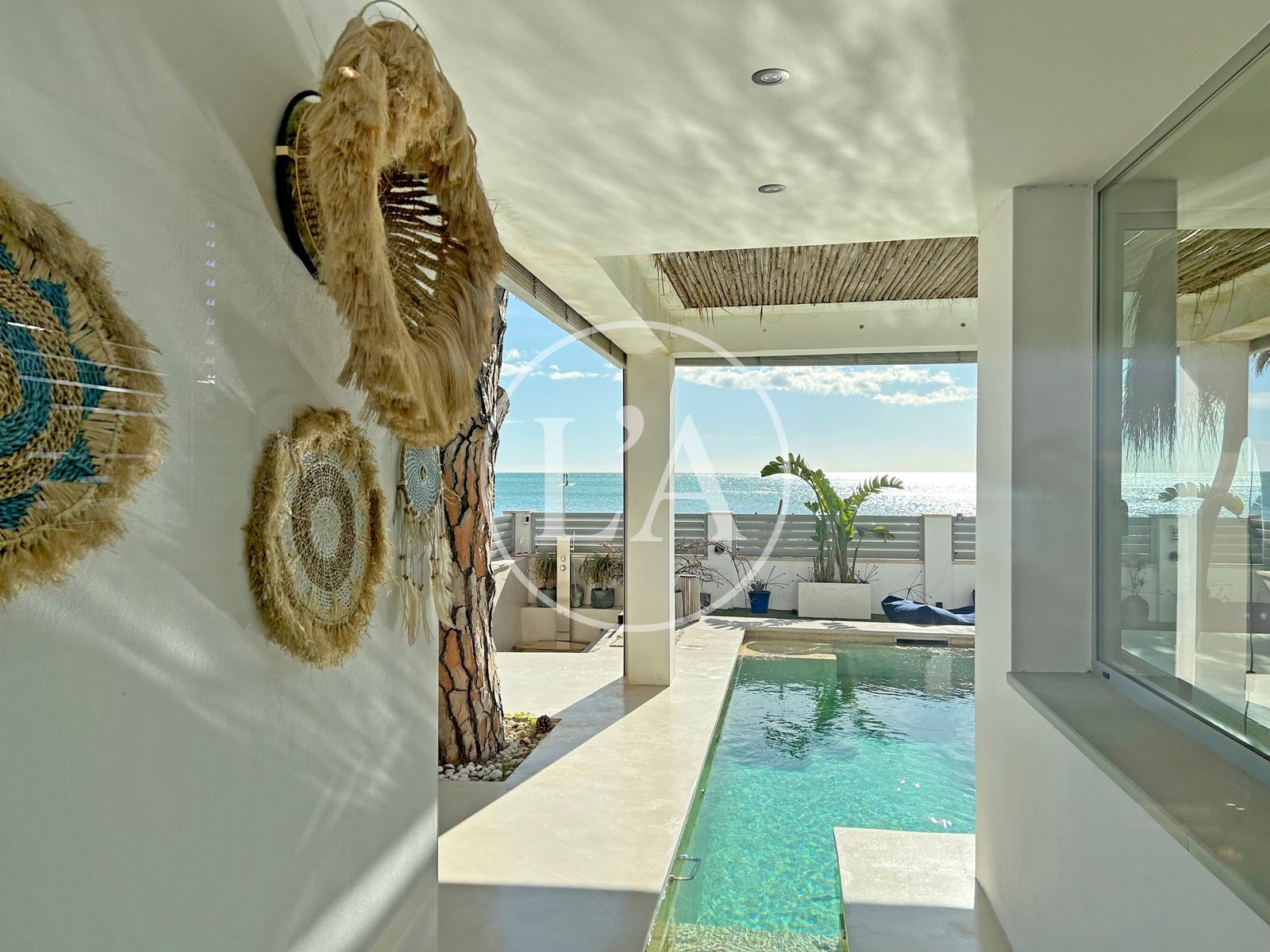 Casa en venta en primera linea de mar de Cambrils salida cocina