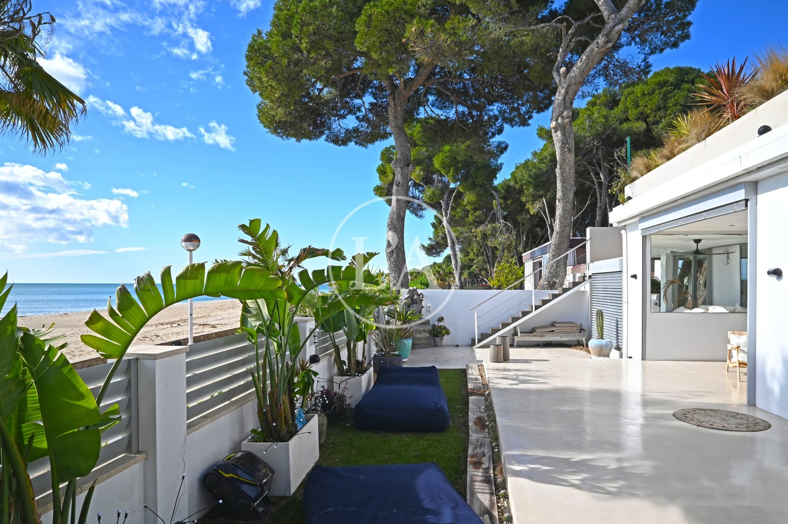 Casa en venta en primera linea de mar de Cambrils jardín