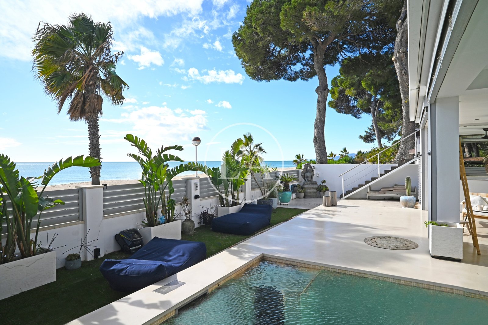 Casa en venta en primera linea de mar de Cambrils piscina