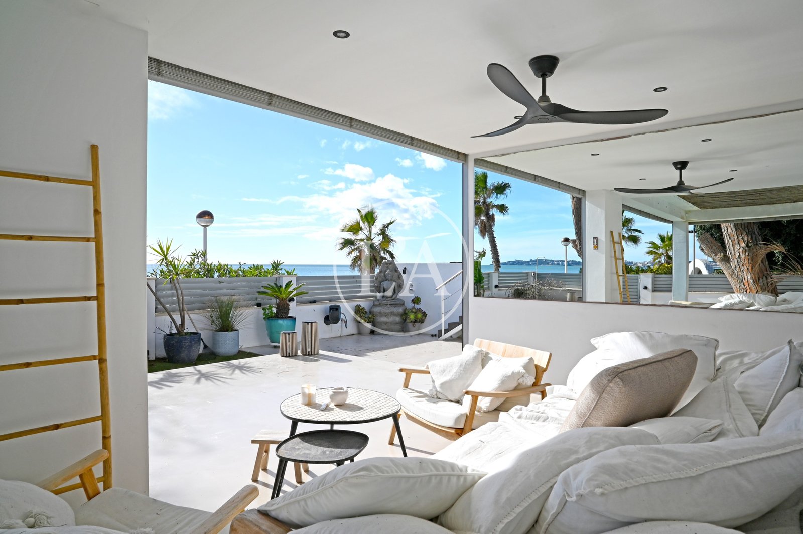 Casa en venta en primera linea de mar de Cambrils porche