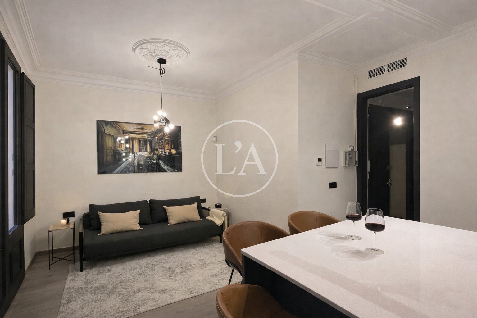 Piso reformado en el Barri Gòtic de Barcelona salón-comedor