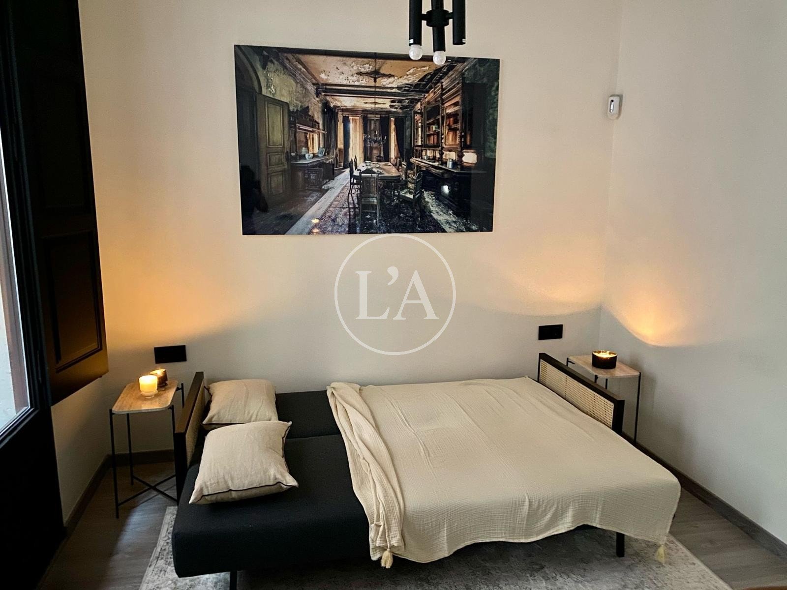 Piso reformado en el Barri Gòtic de Barcelona sofá-cama