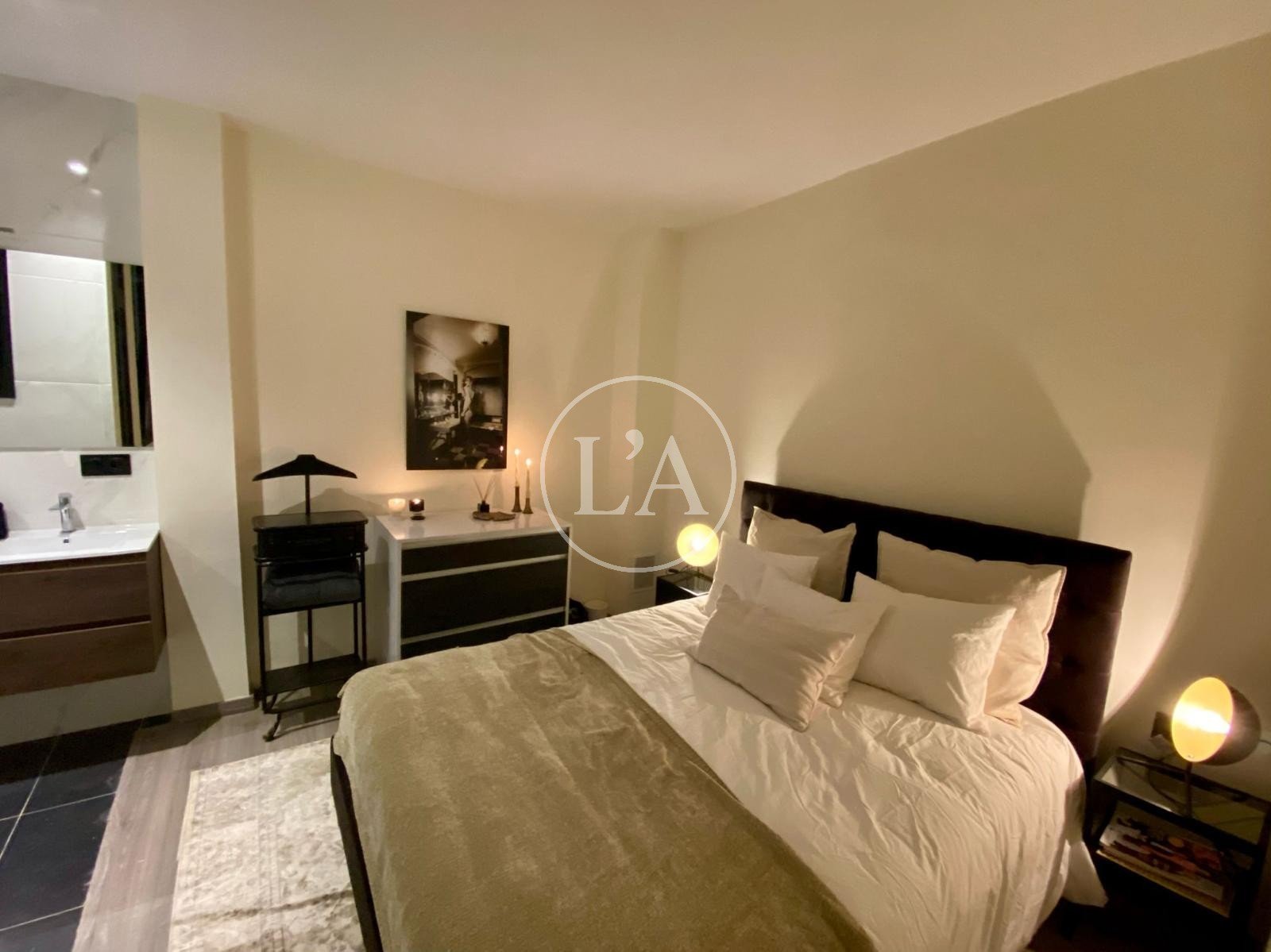 Piso reformado en el Barri Gòtic de Barcelona dormitorio