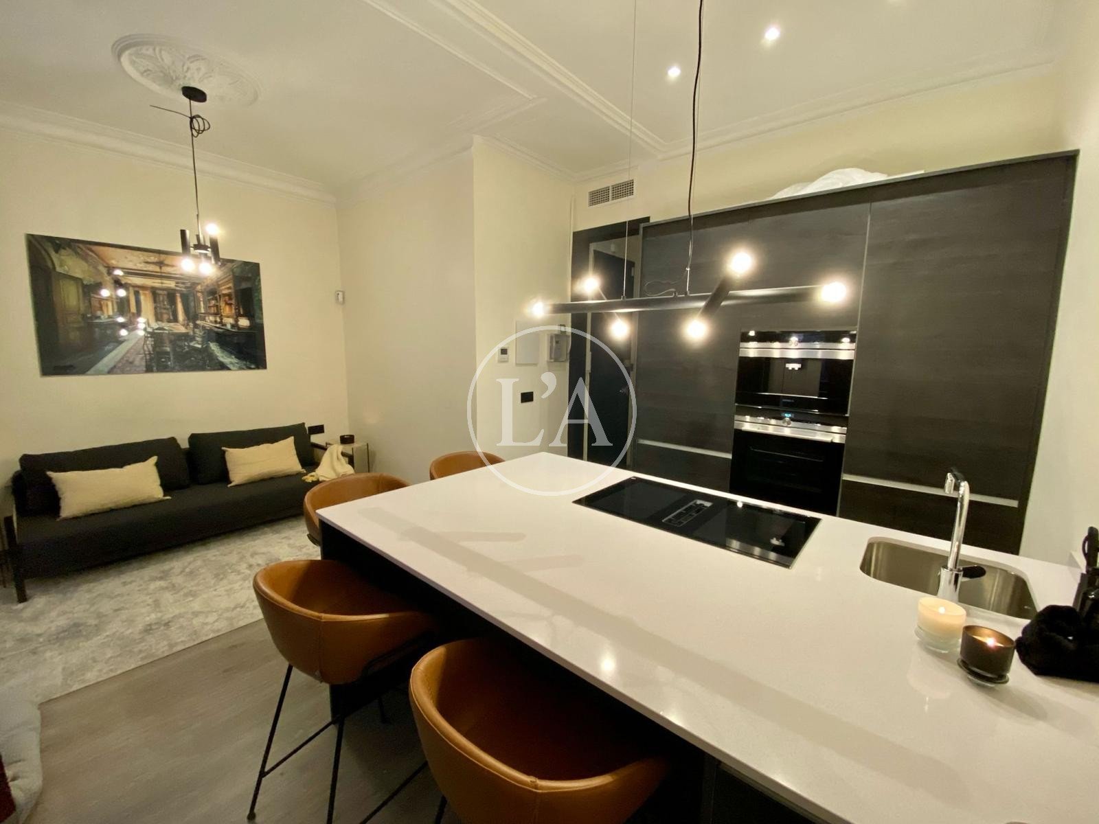 Piso reformado en el Barri Gòtic de Barcelona cocina