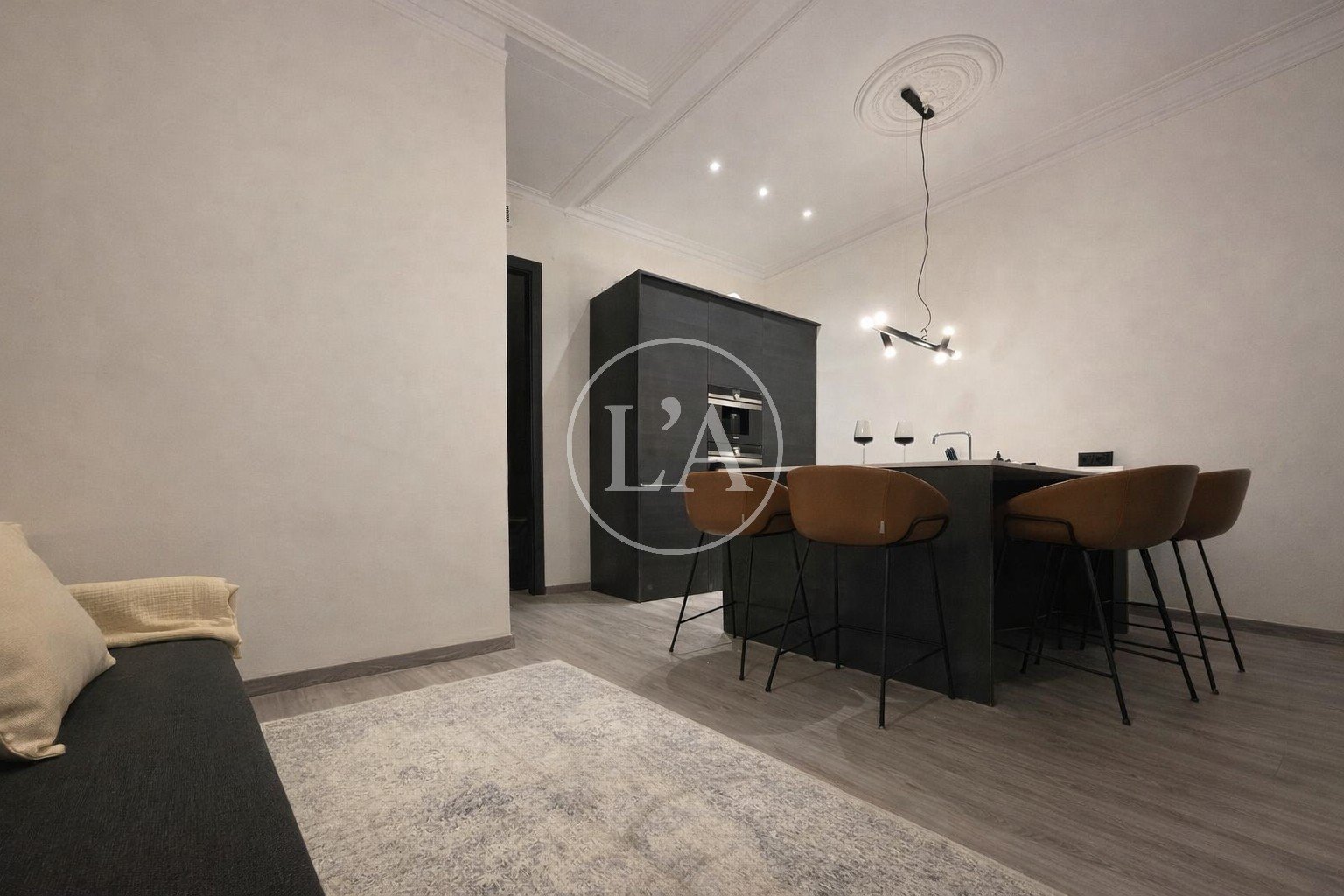 Piso reformado en el Barri Gòtic de Barcelona comedor