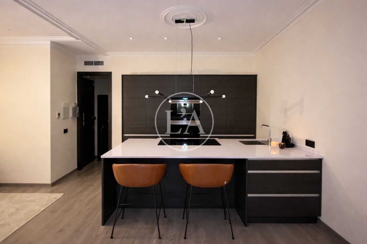 Piso reformado en el Barri Gòtic de Barcelona isla cocina