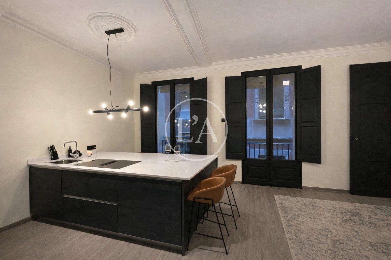 Piso reformado en el Barri Gòtic de Barcelona cocina abierta