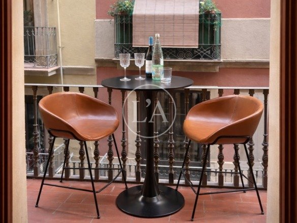 Piso reformado en el Barri Gòtic de Barcelona balcón