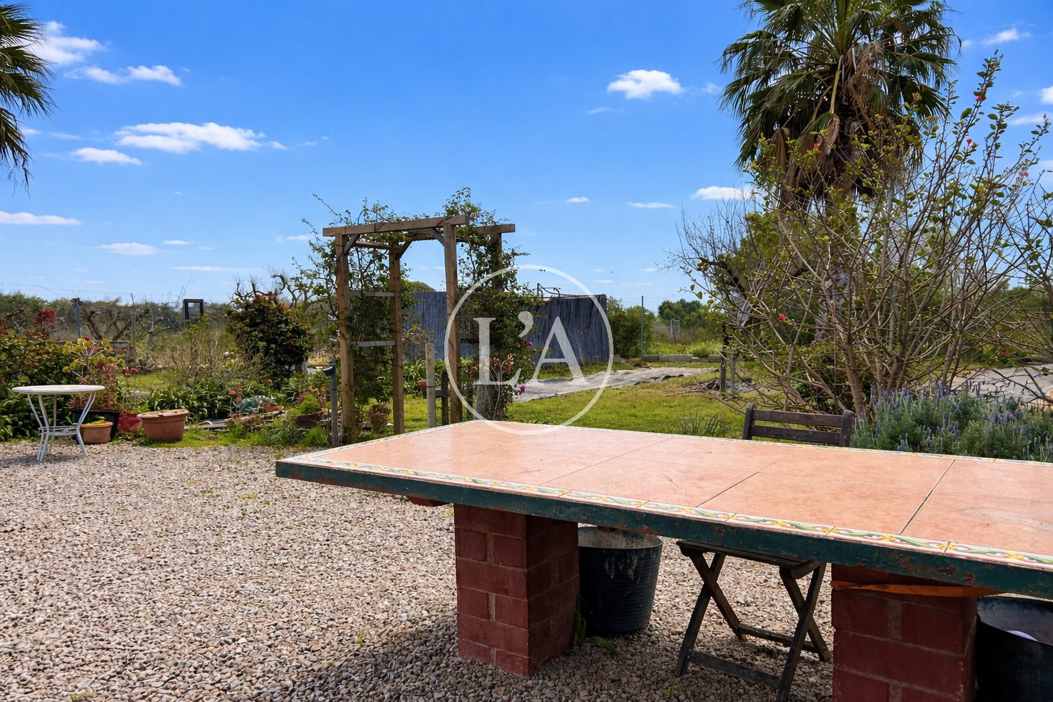 Masía rústica en Riudoms mesa exterior