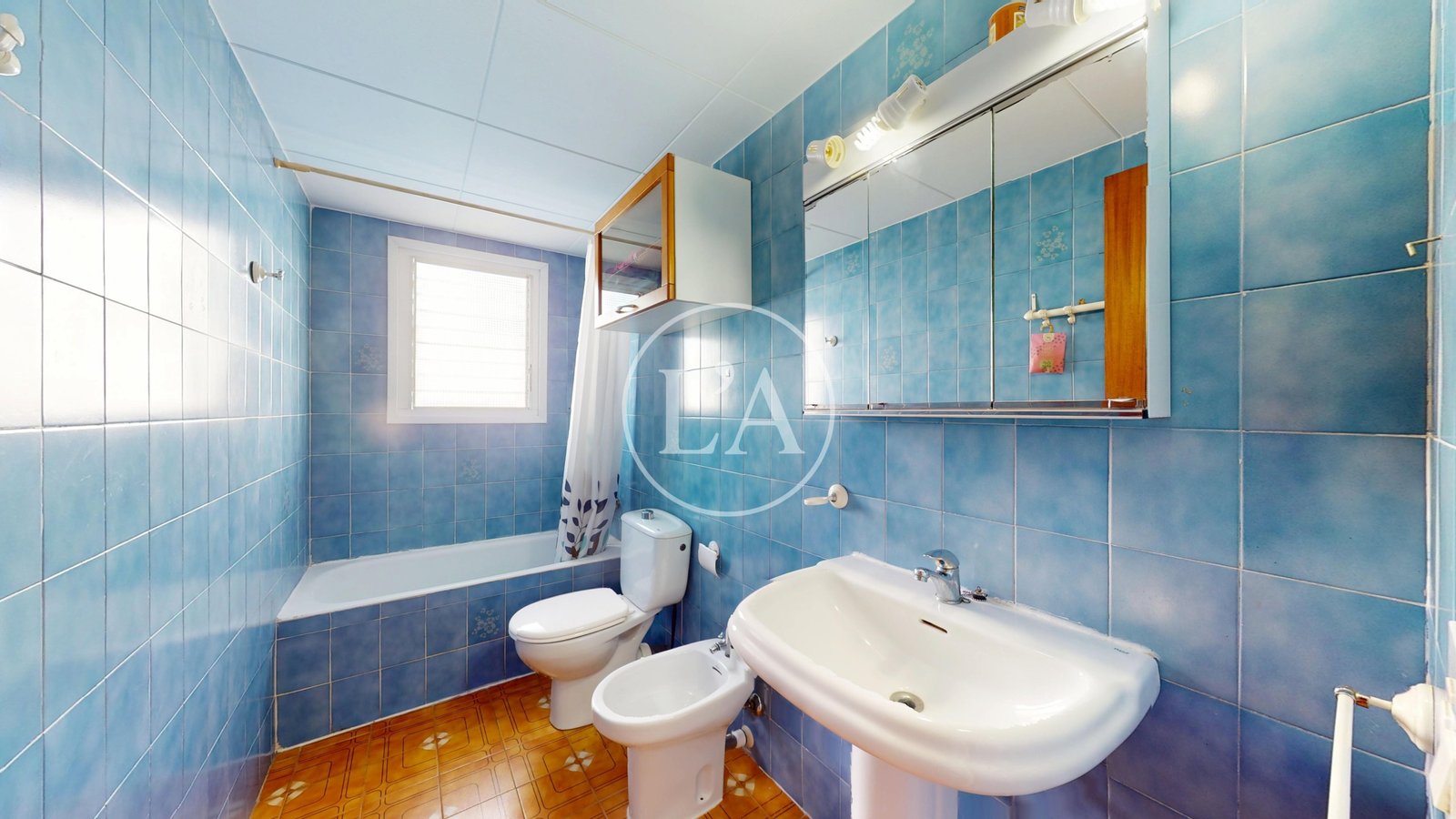 Primera planta con jardín en la Llosa Cambrils lavabo