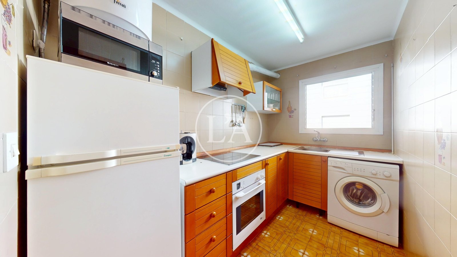 Primera planta con jardín en la Llosa Cambrils nevera cocina