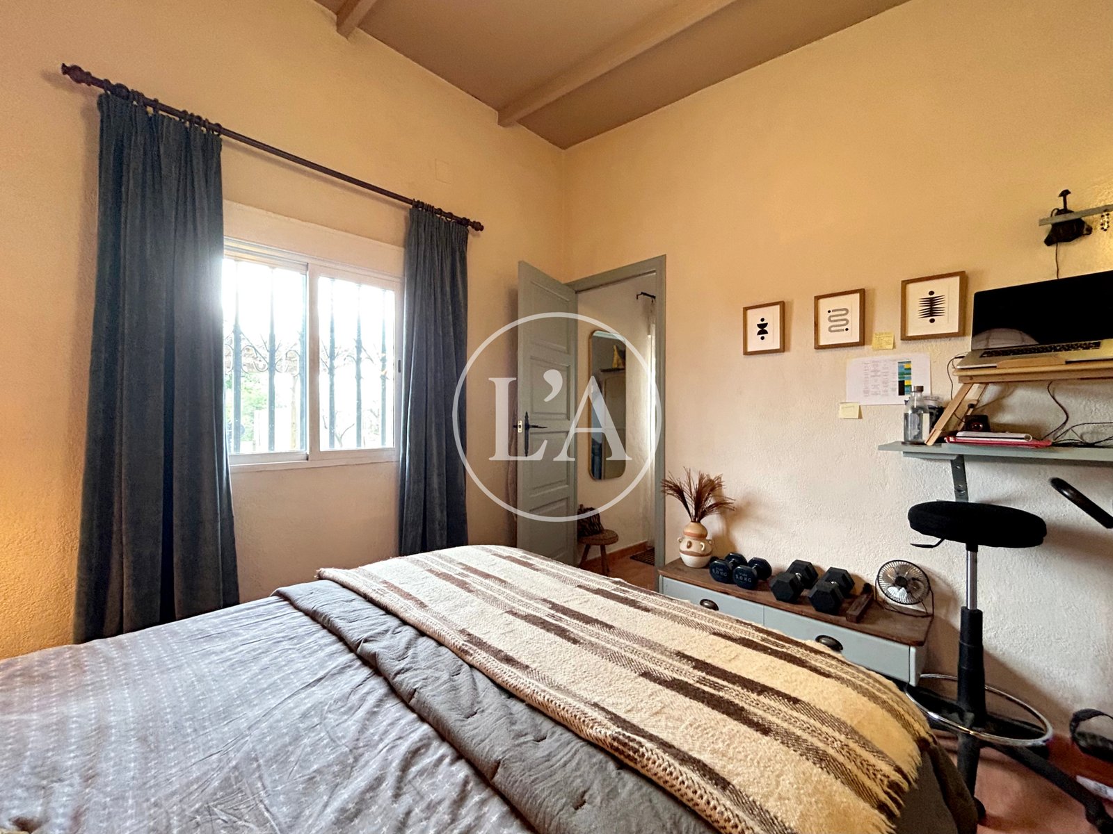 Masía rústica en Riudoms cama