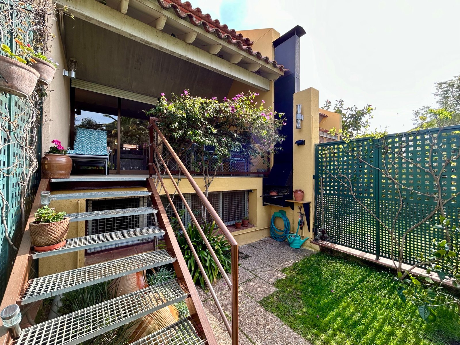 Casa adosada en venta en Vilafortuny escaleras jardín