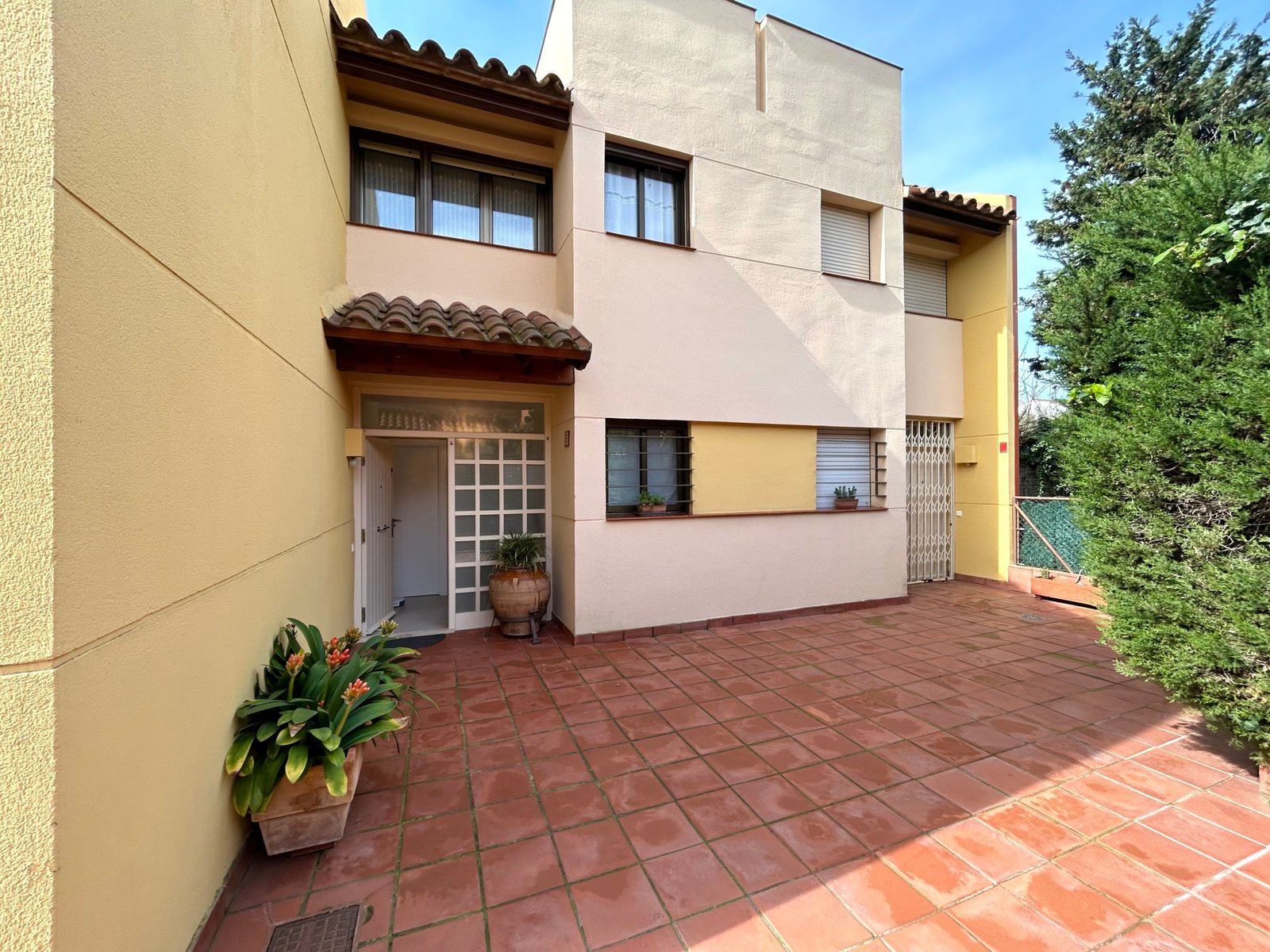 Casa adosada en venta en Vilafortuny jardín entrada