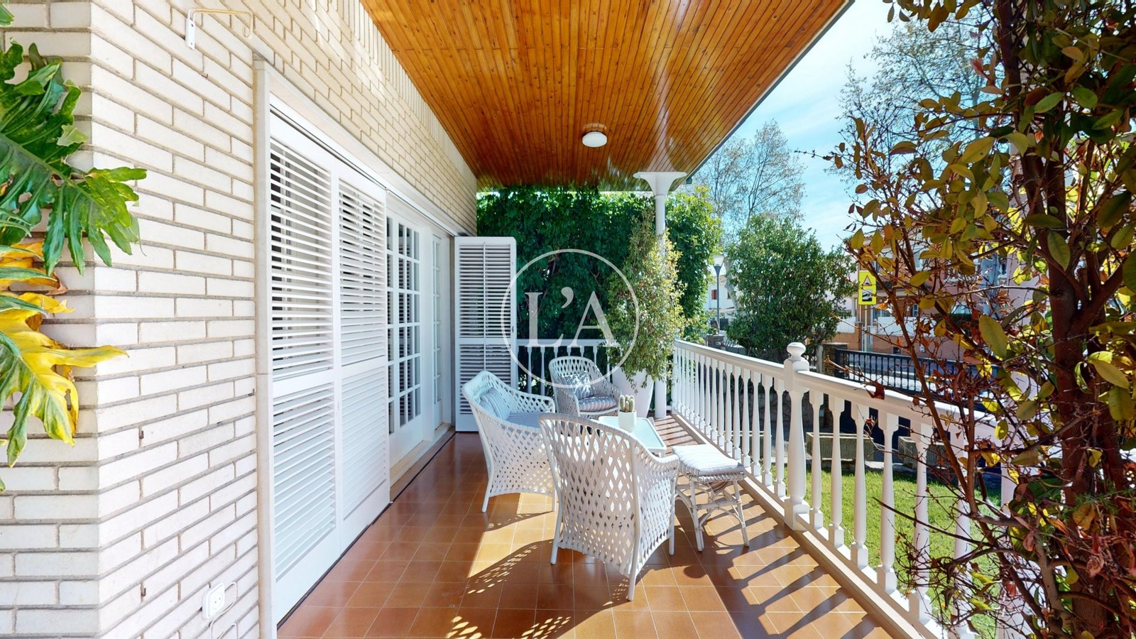 Casa unifamiliar exclusiva en Cambrils porche sofás