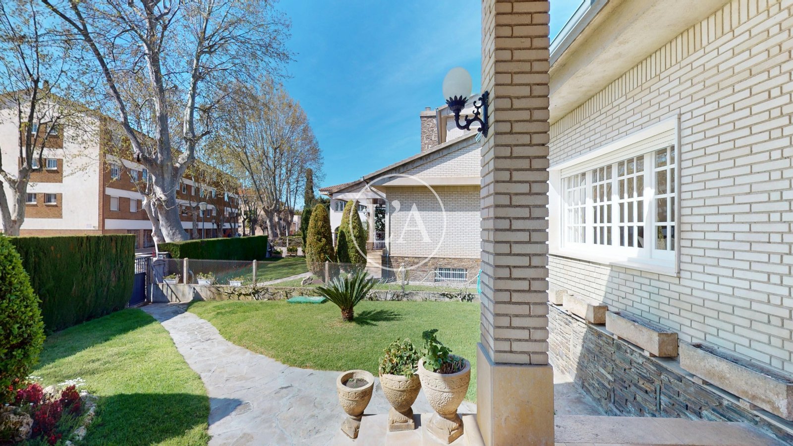 Casa unifamiliar exclusiva en Cambrils entrada jardón