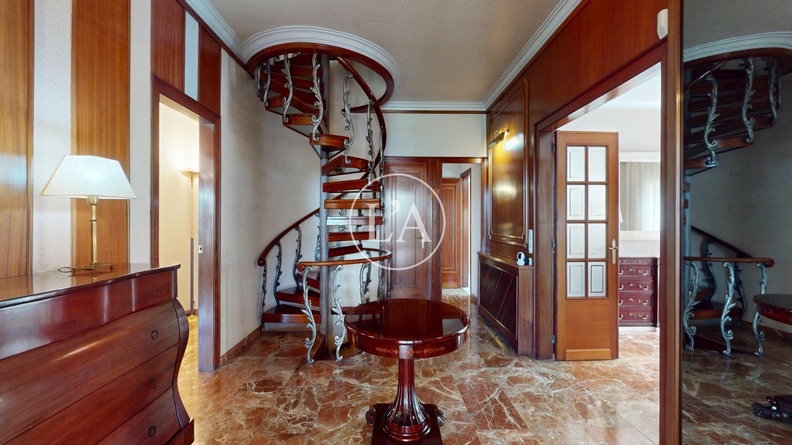 Casa unifamiliar exclusiva en Cambrils escalera de caracol