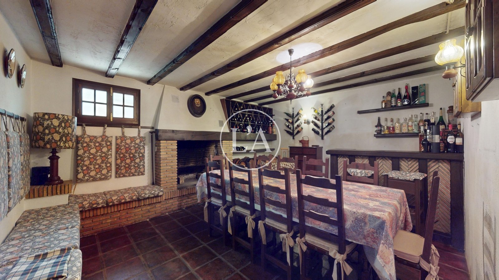 Casa unifamiliar exclusiva en Cambrils chimenea salón de verano