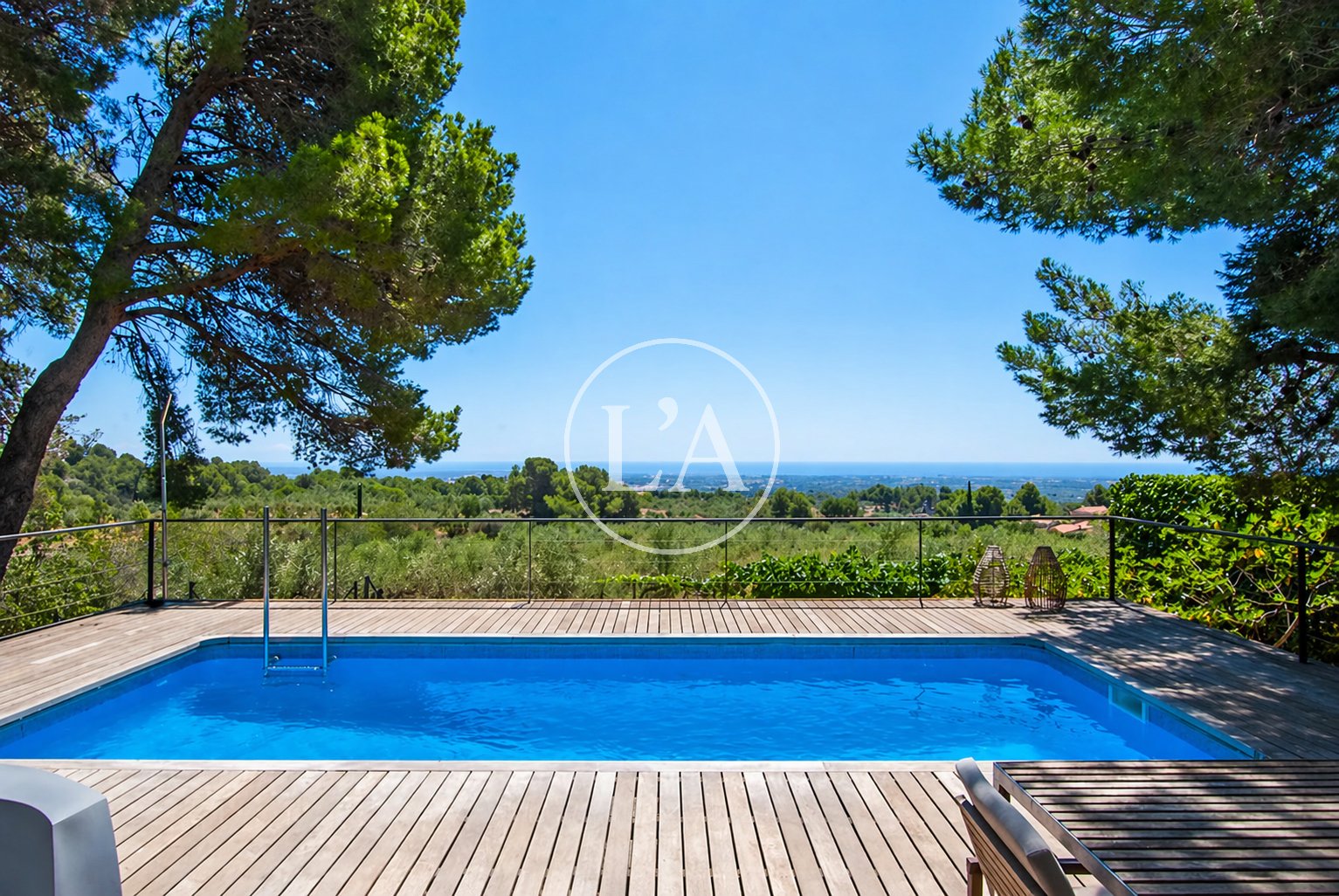 Chalet con piscina en Riudecanyes exterior