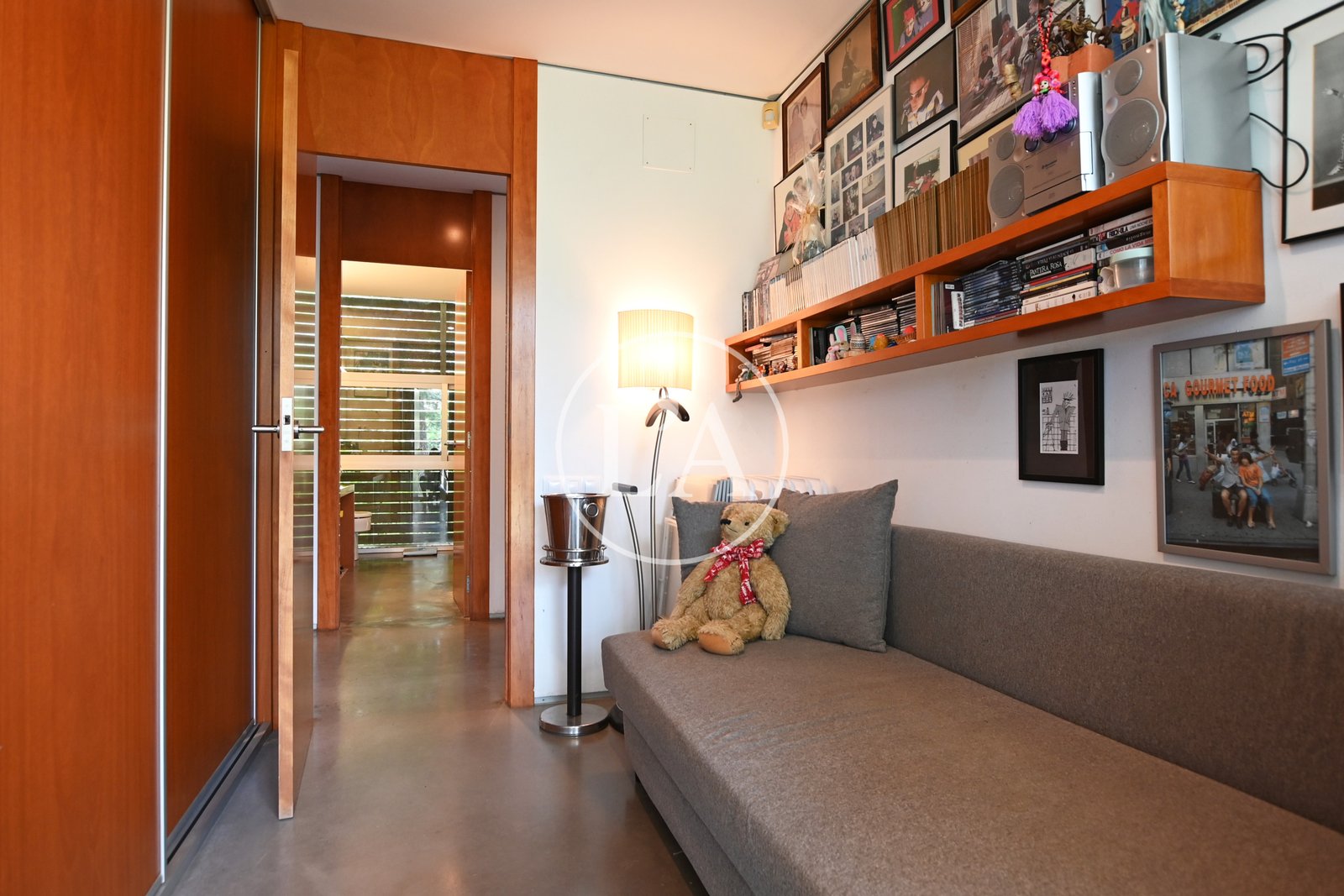Chalet con piscina en Riudecanyes librería habitación