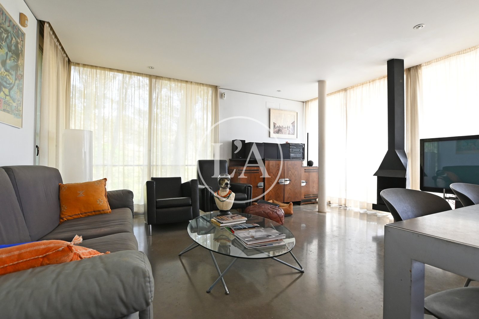 Chalet con piscina en Riudecanyes chimenea