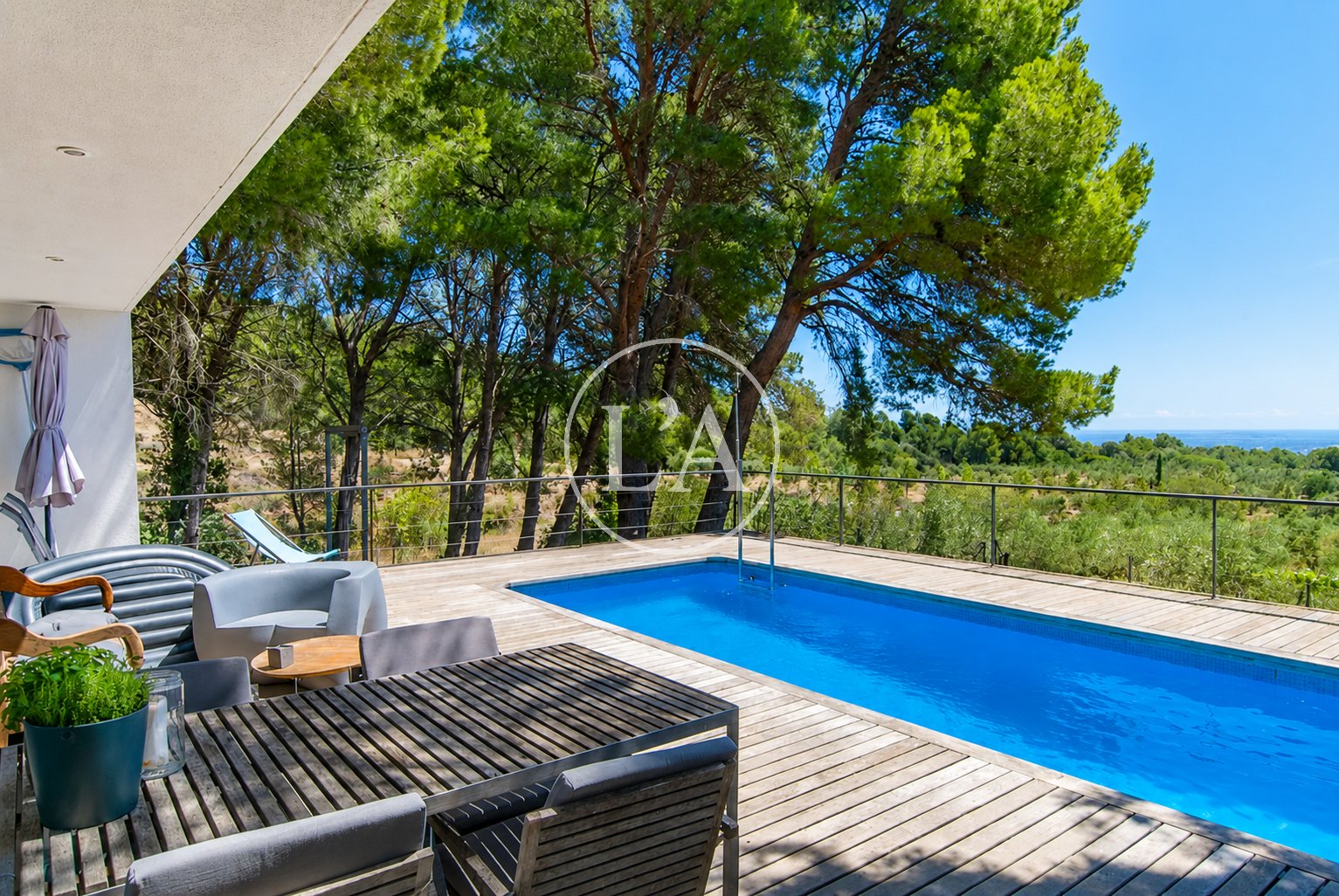 Chalet con piscina en Riudecanyes porche