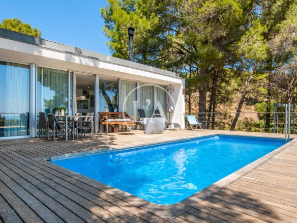 Chalet con piscina en Riudecanyes tarima