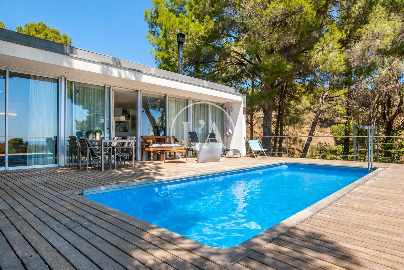 Chalet con piscina en Riudecanyes tarima