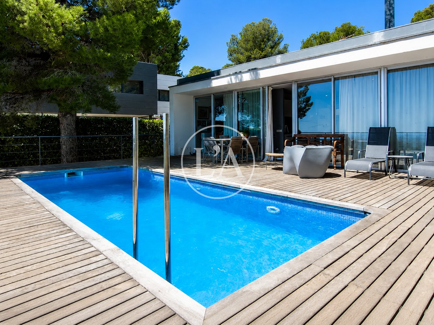Chalet con piscina en Riudecanyes escalera piscina