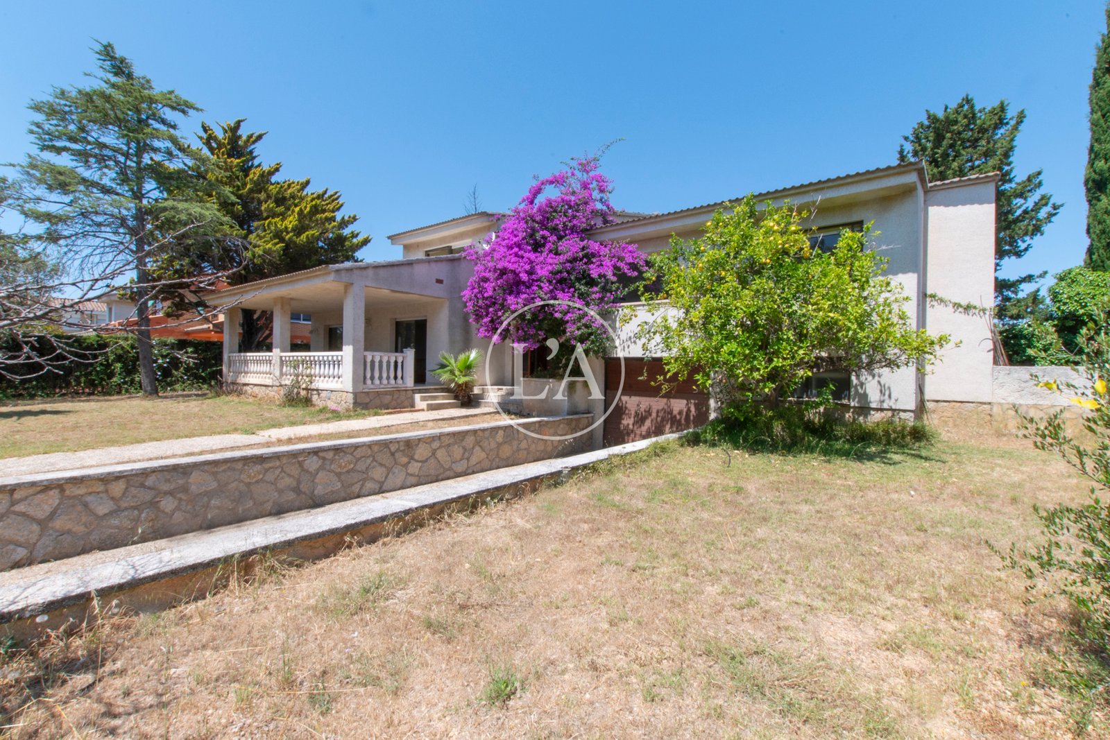 Casa en venta en Vilafortuny Cambrils jardín frontal lateral