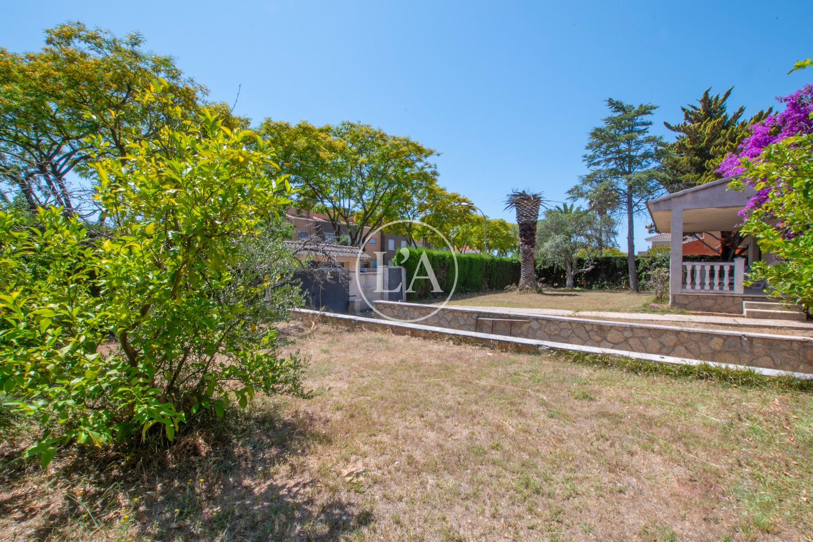 Casa en venta en Vilafortuny Cambrils vistas jardín entrada