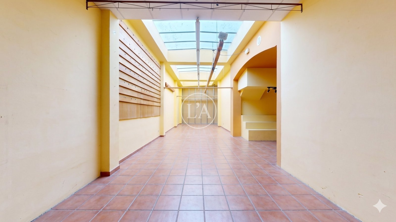 Local comercial en alquiler Cambrils ventana techo
