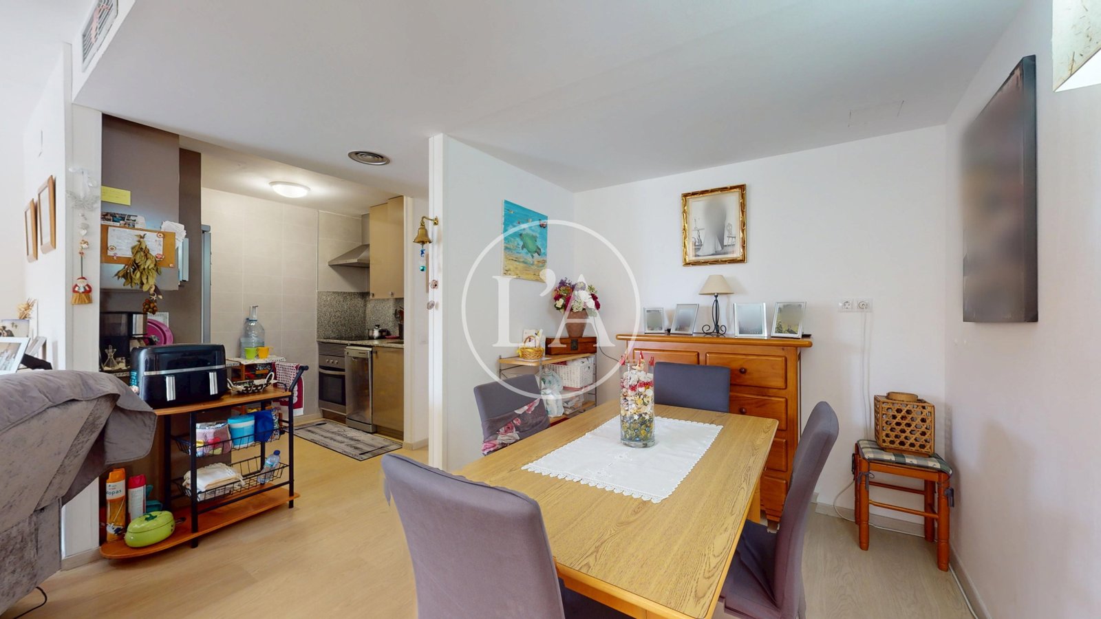 Apartamento en venta en La Pineda mesa comedor