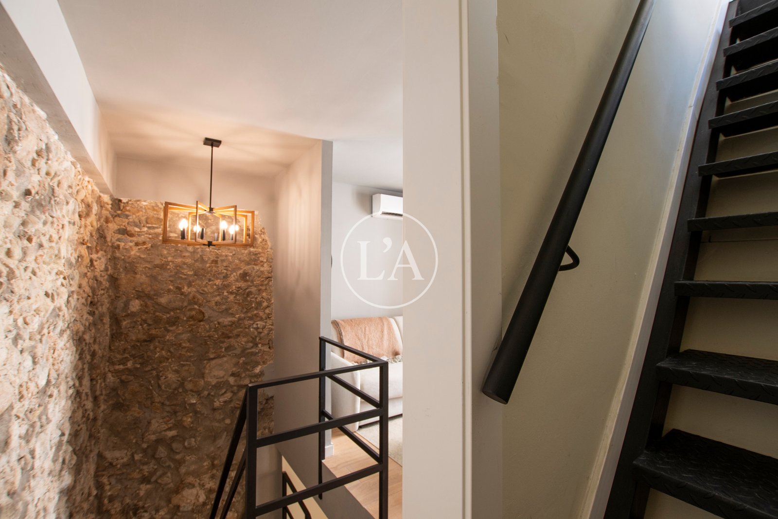 Casa reformada en la vila de Cambrils escalera primera planta