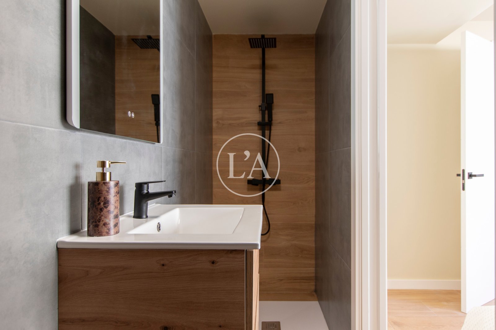 Casa reformada en la vila de Cambrils baño segunda planta