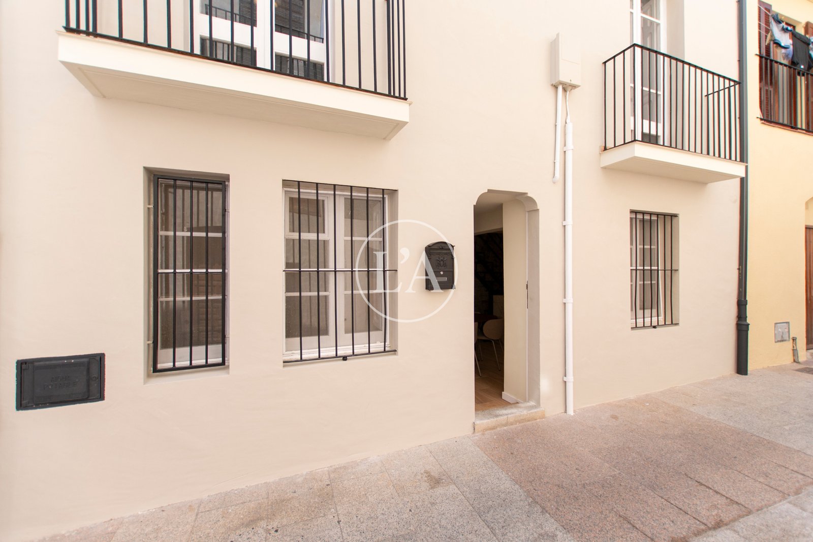 Casa reformada en la vila de Cambrils entrada exterior