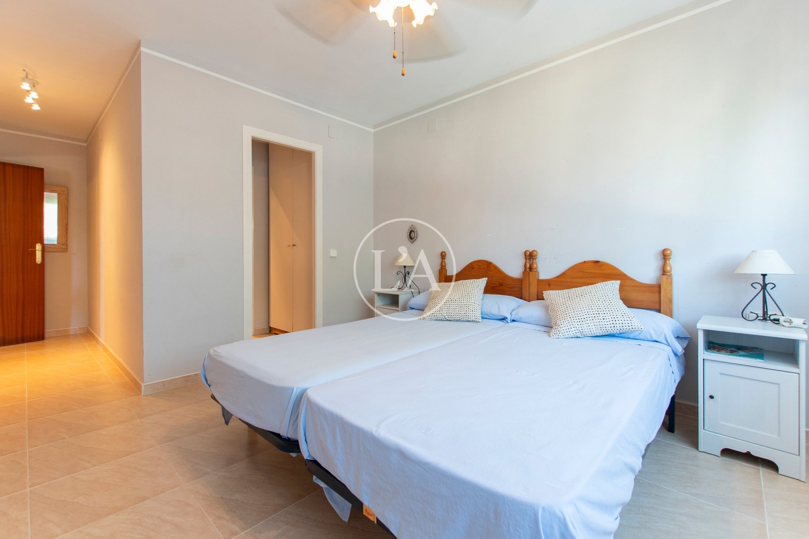 Casa unifamiliar con piscina en la Dorada Cambrils cama dormitorio