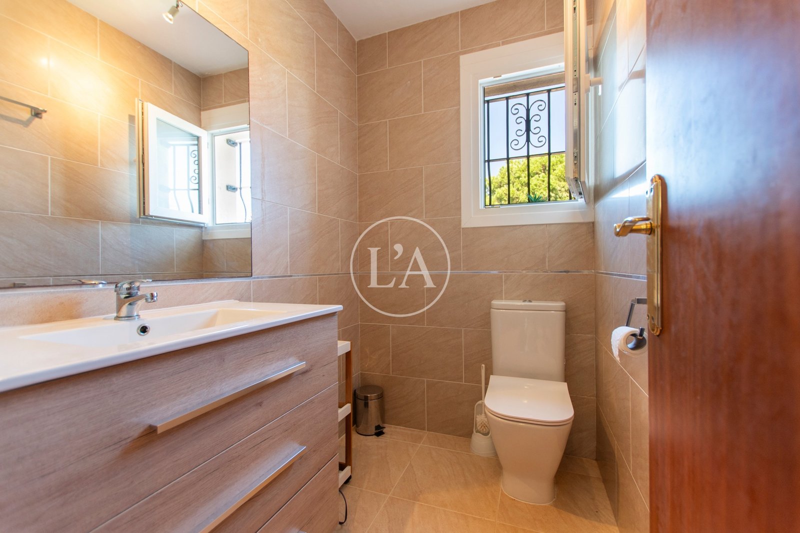 Casa unifamiliar con piscina en la Dorada Cambrils aseo