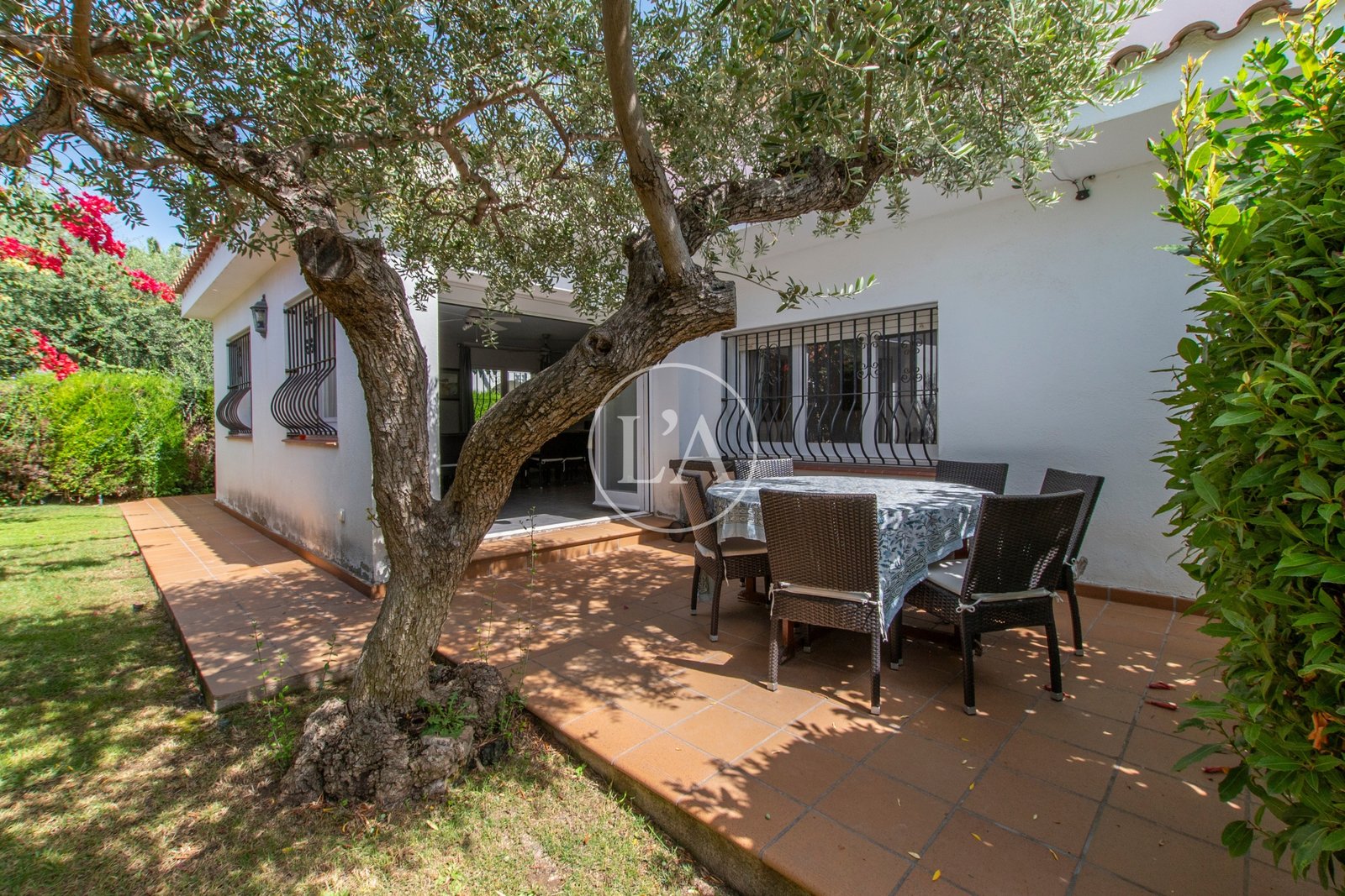 Casa unifamiliar con piscina en la Dorada Cambrils jardín