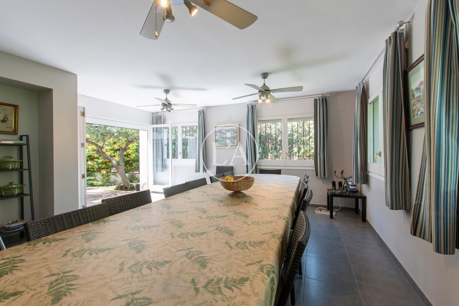 Casa unifamiliar con piscina en la Dorada Cambrils mesa comedor