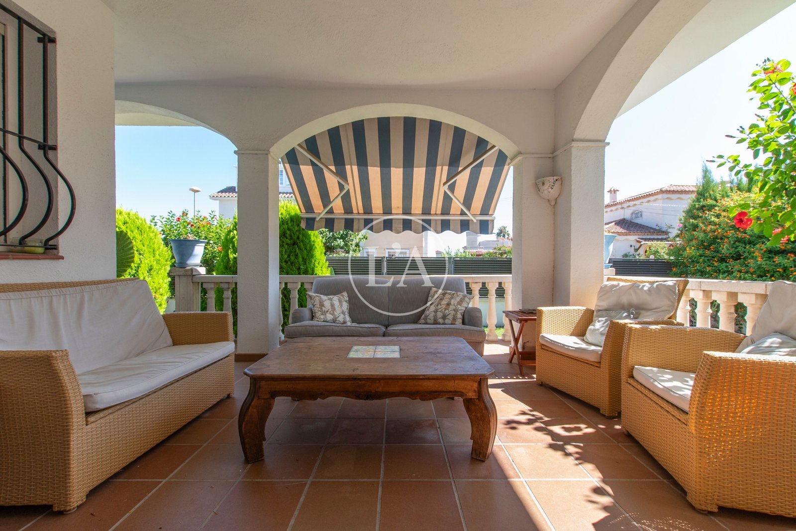 Casa unifamiliar con piscina en la Dorada Cambrils sofá porchev