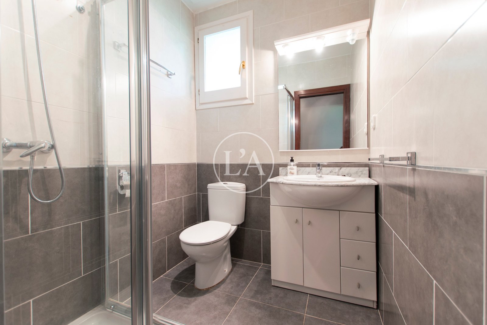 Casa unifamiliar con piscina en la Dorada Cambrils baño con ducha