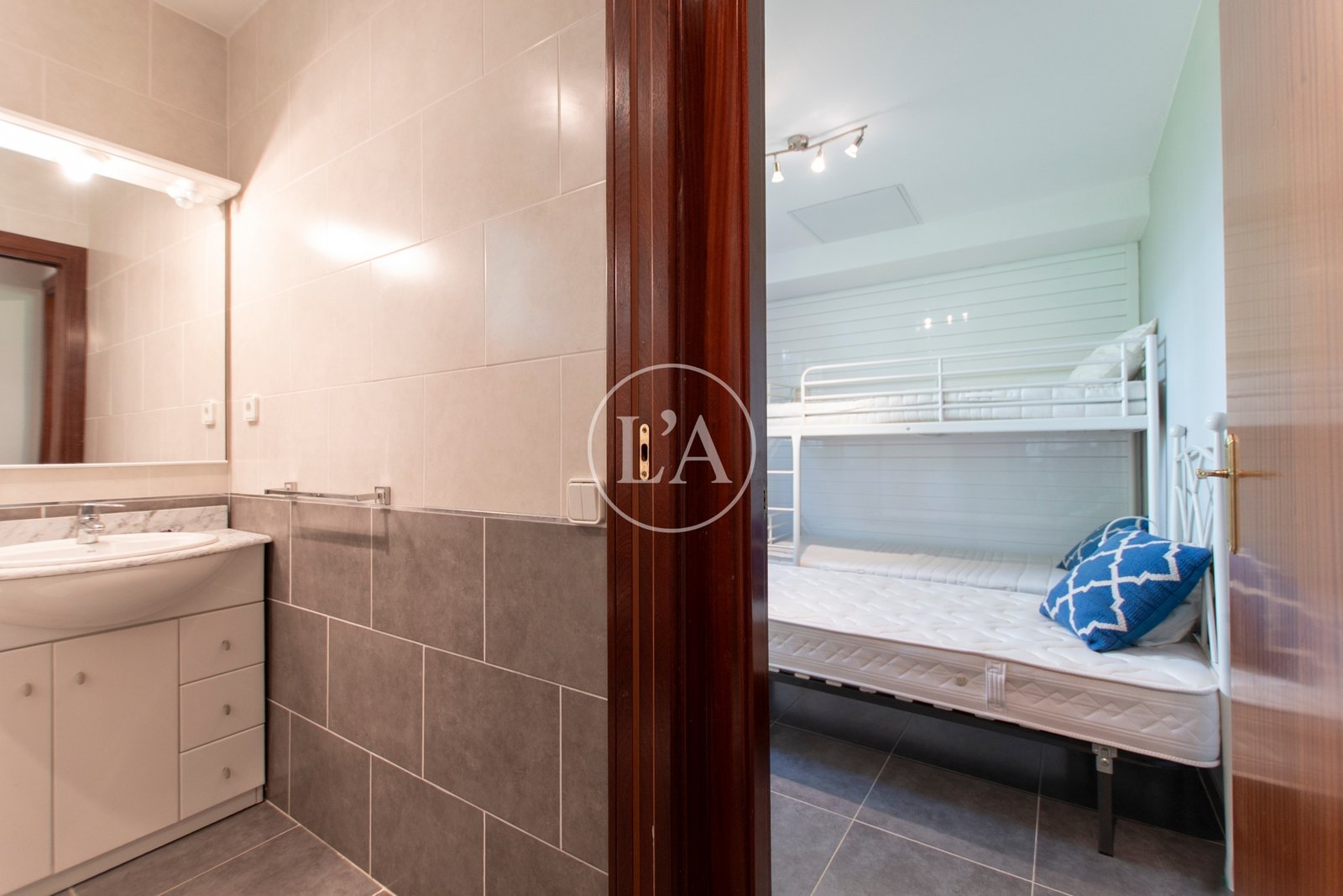 Casa unifamiliar con piscina en la Dorada Cambrils habitación garaje
